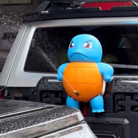 Figurína s rozprašovačem Auto — Proud vody, který se usmívá