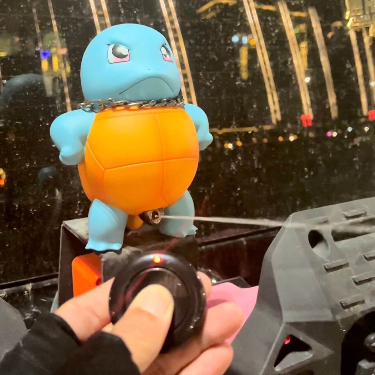 Figurína s rozprašovačem Auto — Proud vody, který se usmívá